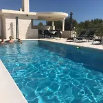 Вилла Luxury Villas Bachelors