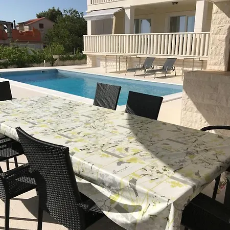 Villa Bachelor *