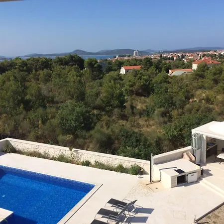 Luxury Villas Bachelors Vila