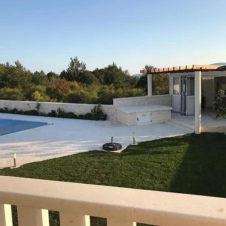 Luxury Villas Bachelors Vila
