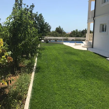 Bachelor Villa *